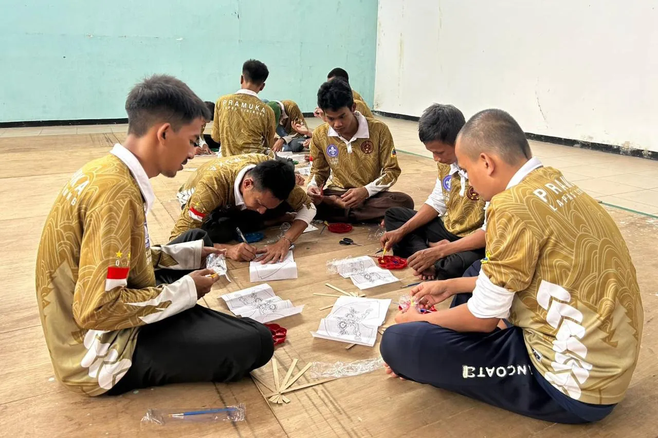 Kreatif dan Edukatif, Warga Binaan Lapas Cibinong Melukis Kipas Tangan dalam Kegiatan Pramuka