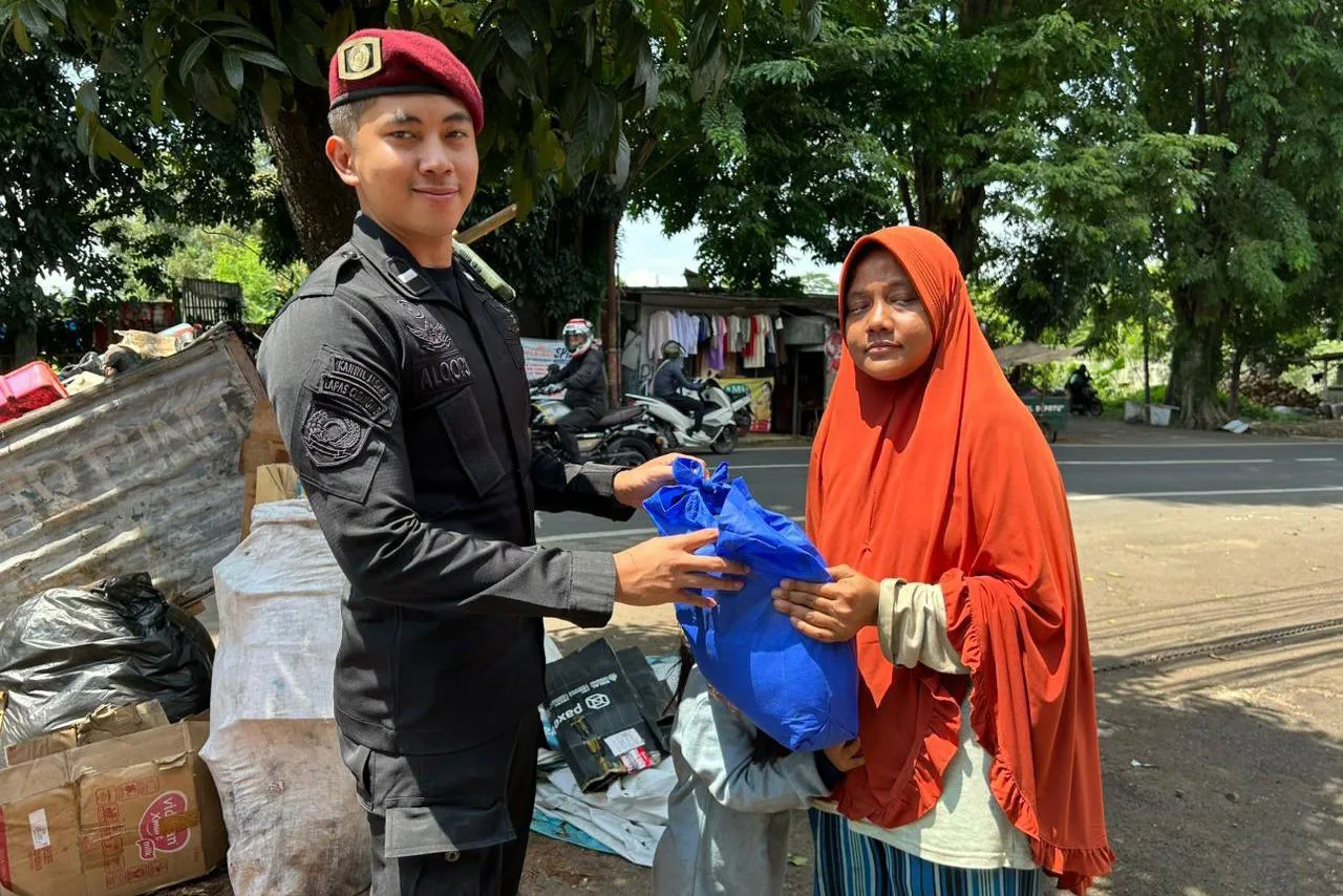 Tebar Berkah di Hari Jumat, Lapas Cibinong Bagikan Paket Sembago Kepada Masyarakat Sekitar