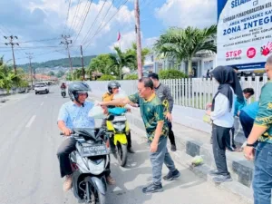 Lapas Luwuk membagikan hasil panen jagung manis dari program pelatihan kemandirian Warga Binaan kepada masyarakat sekitar dan pegawai Lapas. (Dok: Humas Lapas Luwuk)