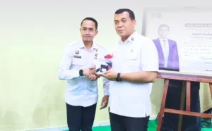 Karutan Sampang Serahkan Buku Karyanya ke Wamen Imipas