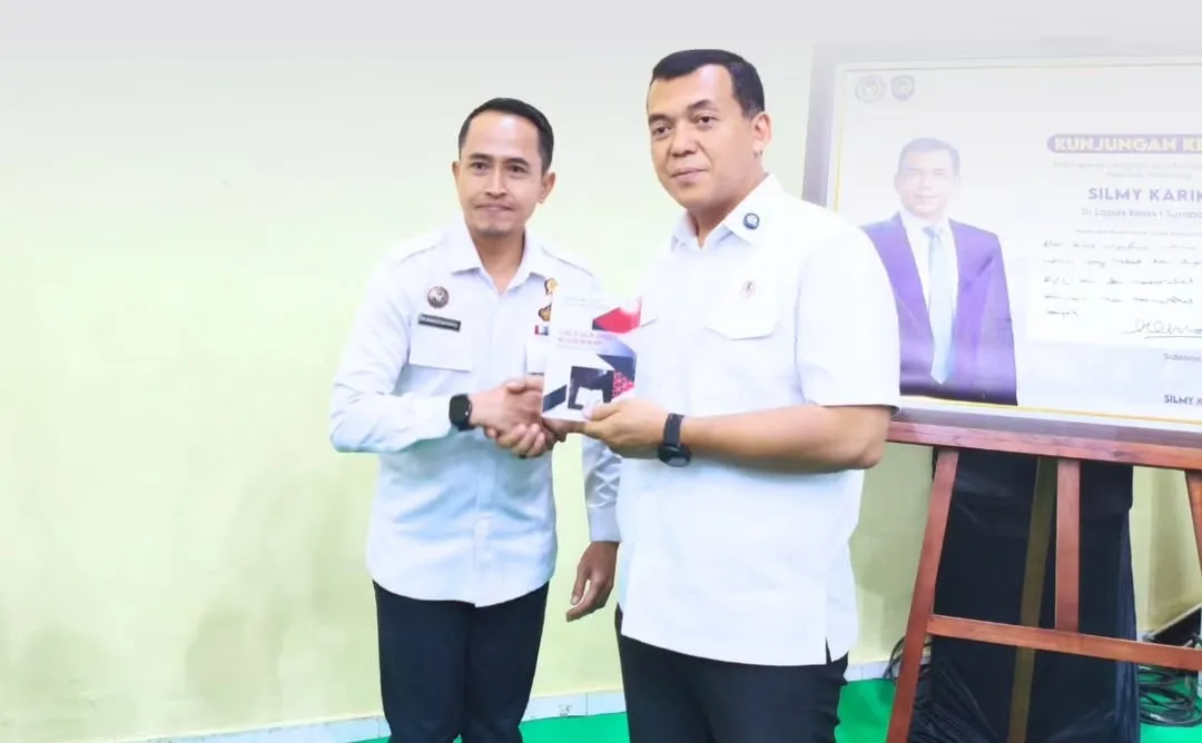 Karutan Sampang Serahkan Buku Karyanya ke Wamen Imipas