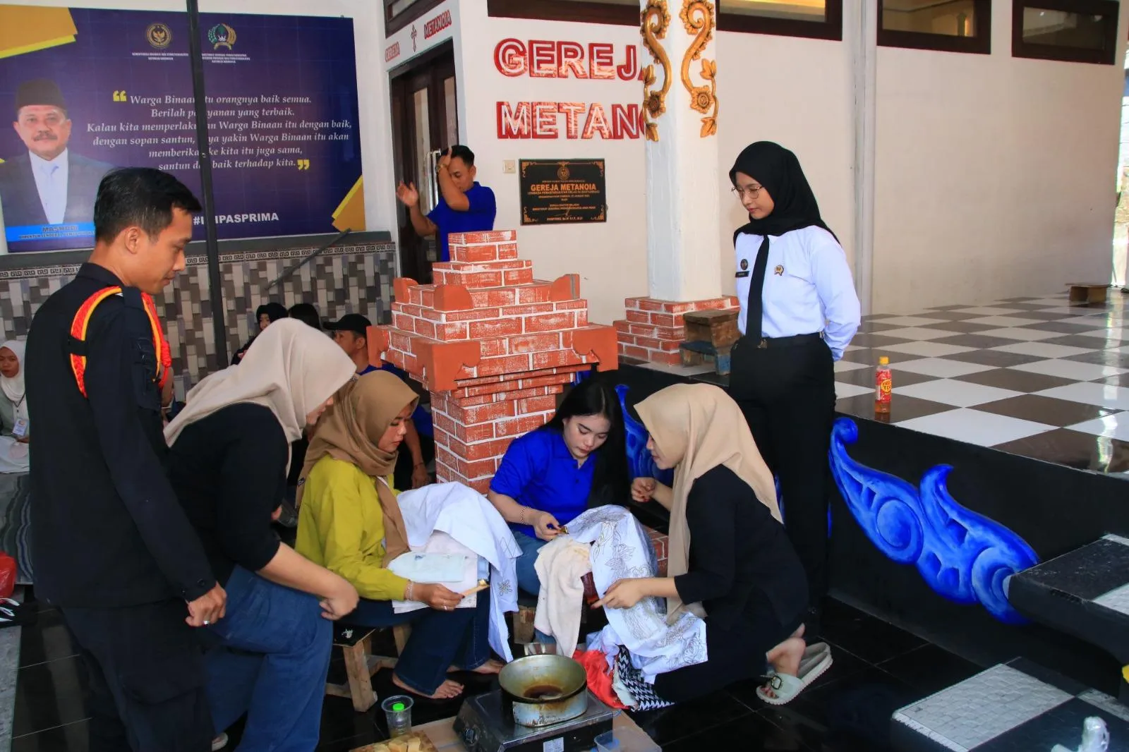 Lapas Kelas IIA Banyuwangi menggelar kegiatan membatik bersama masyarakat dan keluarga Warga Binaan. (Dok: Humas Lapas Banyuwangi)