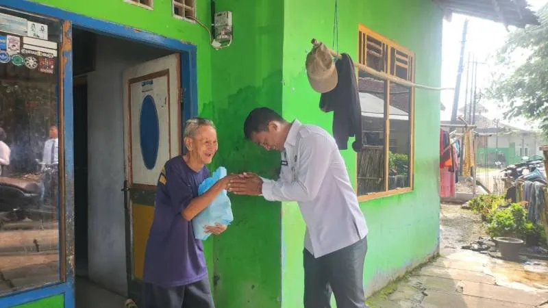 Lapas Terbuka Ciangir Salurkan 70 Paket Bansos Ke Warga