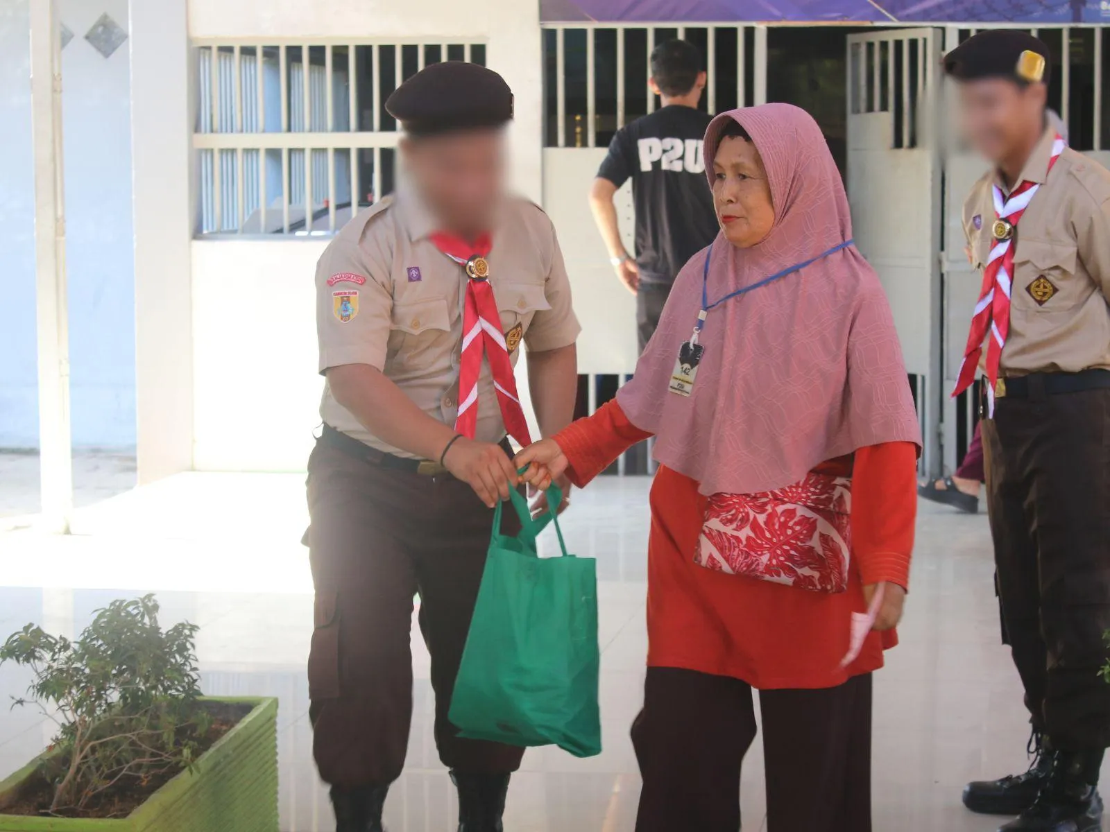 Layanan kunjungan di Lapas Kelas IIA Banjarmasin berbeda, anggota Pramuka Warga Binaan turut membantu pengunjung dengan ramah dan sigap. (Dok: Humas Lapas Banjarmasin)