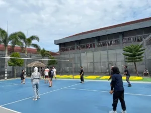 Pegawai Rumah Tahanan Negara (Rutan) Kelas IIB Bengkulu menggelar kegiatan olahraga bersama dengan narapidana, Jumat (3/10). (Dok: Humas Rutan Bengkulu)