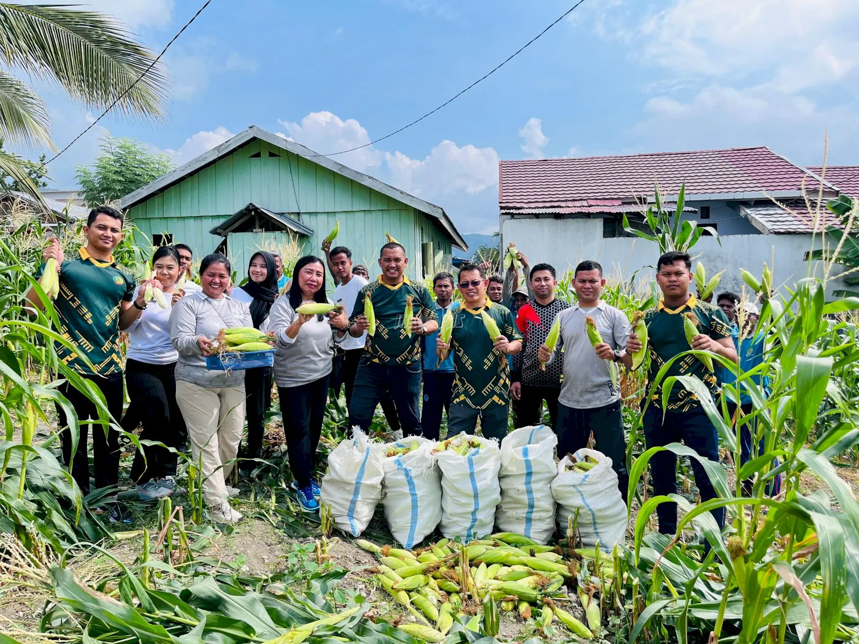 Lapas Kelas IIB Luwuk menggelar panen raya jagung di lahan samping tembok lapas, Jumat (3/10). (Dok: Humas Lapas Luwuk)