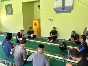 Rutan Kelas IIB Bengkulu menghadirkan inovasi pembinaan melalui pelatihan seni Islami hadroh yang di gelar rutin setiap pekan di Masjid At-Taubah. (Dok: Humas Rutan Bengkulu)