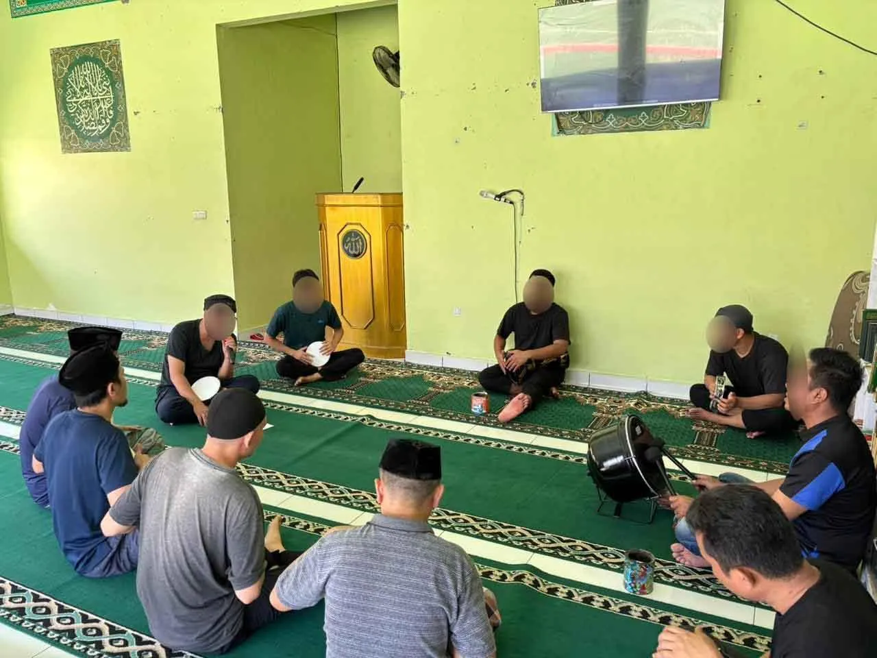 Rutan Kelas IIB Bengkulu menghadirkan inovasi pembinaan melalui pelatihan seni Islami hadroh yang di gelar rutin setiap pekan di Masjid At-Taubah. (Dok: Humas Rutan Bengkulu)