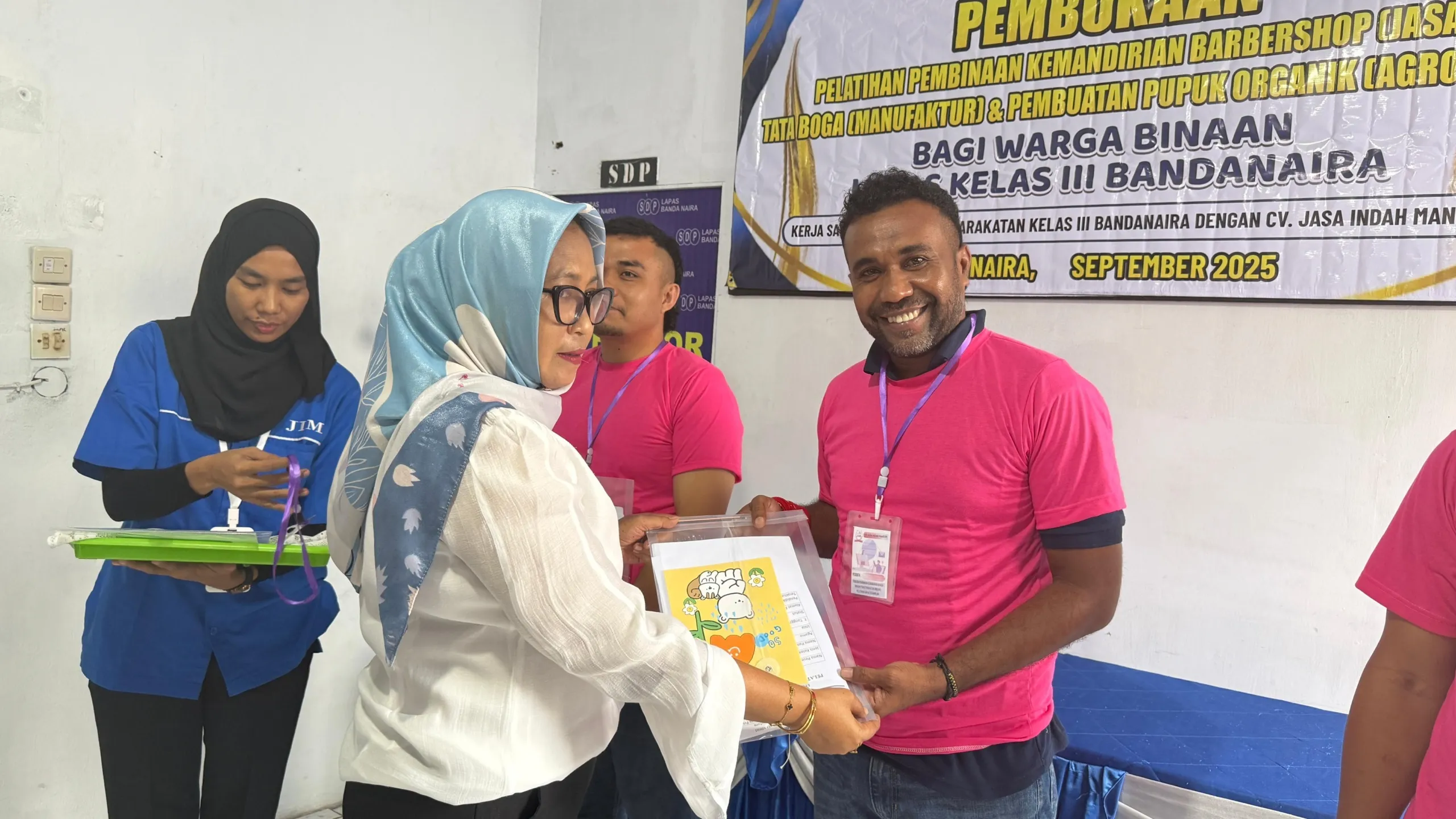 Lapas Kelas III Bandanaira secara resmi membuka Kegiatan Pelatihan Kemandirian bagi Warga Binaan yang fokus pada bidang jasa, manufaktur, dan agro bisnis, Kamis (2/10). (Dok: Humas Lapas Bandanaira)