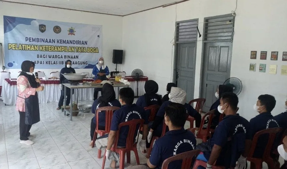 Lapas Kelas IIB Kotaagung melakukan pelatihan keterampilan tata boga bersertifikat, yang di gelar di Aula Kegiatan Kerja Lapas Kotaagung. (Dok: Humas Lapas Kotaagung)