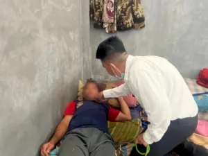 Lapas Kelas III Dharmasraya melaksanakan pemeriksaan kesehatan rutin langsung ke kamar hunian yang di laksanakan pada Jumat (3/10). (Dok: Humas Lapas Dharmasraya)