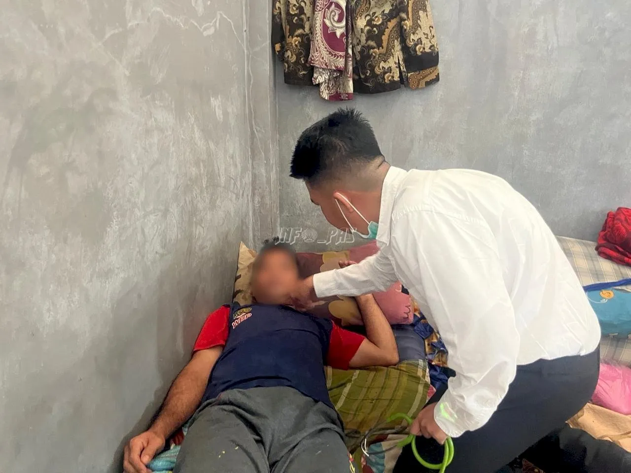 Lapas Kelas III Dharmasraya melaksanakan pemeriksaan kesehatan rutin langsung ke kamar hunian yang di laksanakan pada Jumat (3/10). (Dok: Humas Lapas Dharmasraya)