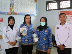 LPKA Kelas II Ambon bekerja sama dengan Dinas Kesehatan Kota Ambon melakukan pemeriksaan kualitas gizi dan kebersihan makanan anak binaan. (Dok: Humas LPKA Ambon)