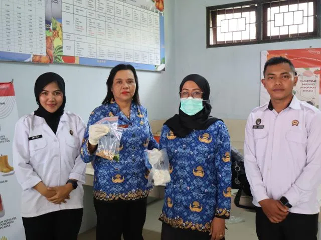LPKA Kelas II Ambon bekerja sama dengan Dinas Kesehatan Kota Ambon melakukan pemeriksaan kualitas gizi dan kebersihan makanan anak binaan. (Dok: Humas LPKA Ambon)