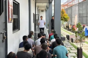 Ka. KPR Kelas IIB Bengkulu, Ahmad Gunawan, memberikan pengarahan langsung kepada warga binaan, Rabu (22/10). (Dok: Humas Rutan Bengkulu)