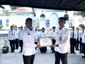 Lapas Kelas III Bandanaira memberikan penghargaan Pegawai Teladan untuk mendorong peningkatan kinerja Aparatur Sipil Negara (ASN). (Dok: Humas Lapas Bandanaira)