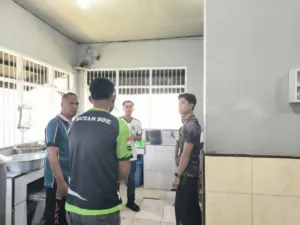 Rutan Kelas IIB SoE, Muhamad Nurzaman, di dampingi pejabat terkait melakukan perbaikan struktural dapur Rutan pada Jumat (03/10). (Dok: Humas Rutan SOE)