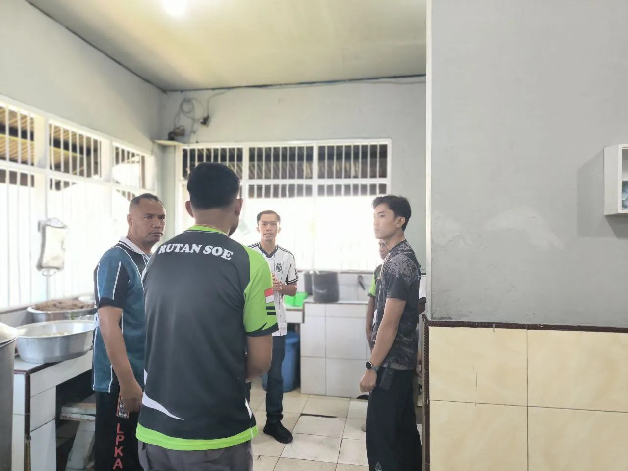 Rutan Kelas IIB SoE, Muhamad Nurzaman, di dampingi pejabat terkait melakukan perbaikan struktural dapur Rutan pada Jumat (03/10). (Dok: Humas Rutan SOE)