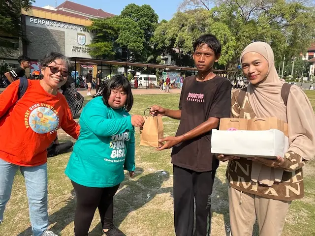 Potads Depok Ajak Anak Down Syndrome Berbagi Makanan