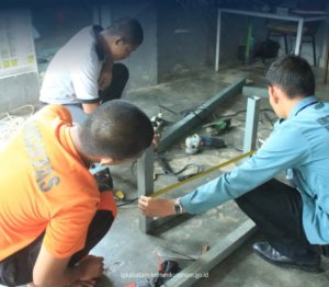 Sejumlah anak binaan LPKA Batam tampak antusias mengikuti kegiatan praktik pengelasan yang di pandu langsung oleh Gerry Damanik, mahasiswa Universitas Riau Kepulauan (UNRIKA) Batam. (Dok: Humas LPKA Batam)