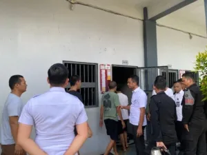 Jajaran petugas Rutan Bengkulu melaksanakan razia insidentil di area blok hunian pada Rabu (22/10). (Dok: Humas Rutan Bengkulu)