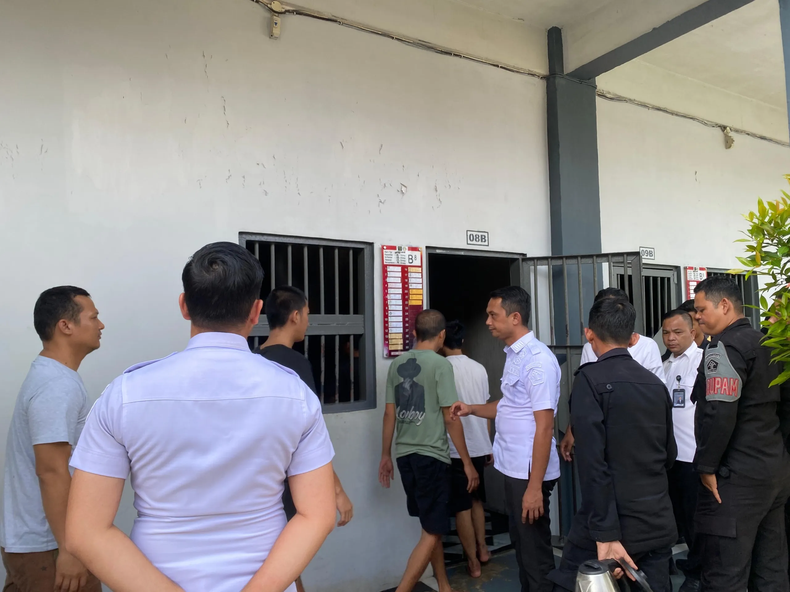 Jajaran petugas Rutan Bengkulu melaksanakan razia insidentil di area blok hunian pada Rabu (22/10). (Dok: Humas Rutan Bengkulu)