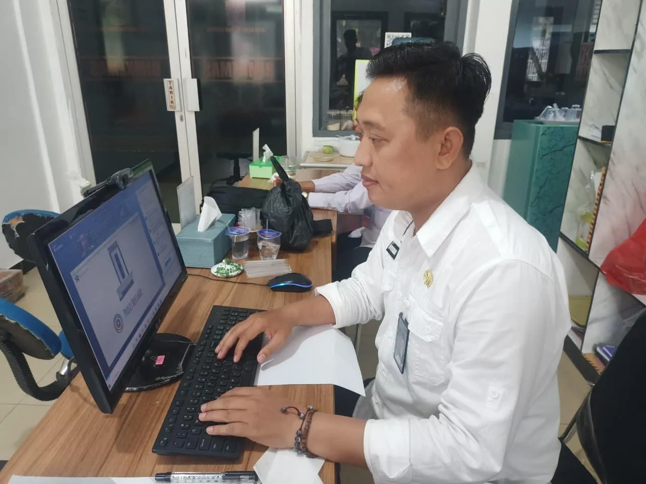 Lapas Kelas I Bandar Lampung melalui perwakilan staf Bimbingan Kemasyarakatan (Bimkemas) mengikuti kegiatan Sosialisasi dan Bimbingan Teknis (Bimtek) Penerima Bantuan Buku untuk Perpustakaan Lapas/Rutan Tahun 2025 secara daring. (Dok: Humas Lapas Bandar Lampung)