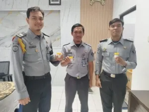 LPKA Kelas I Medan melaksanakan tes urine secara menyeluruh bagi seluruh pegawai dan anak binaan, Sabtu (04/10/25). (Dok: Humas LPKA Medan)