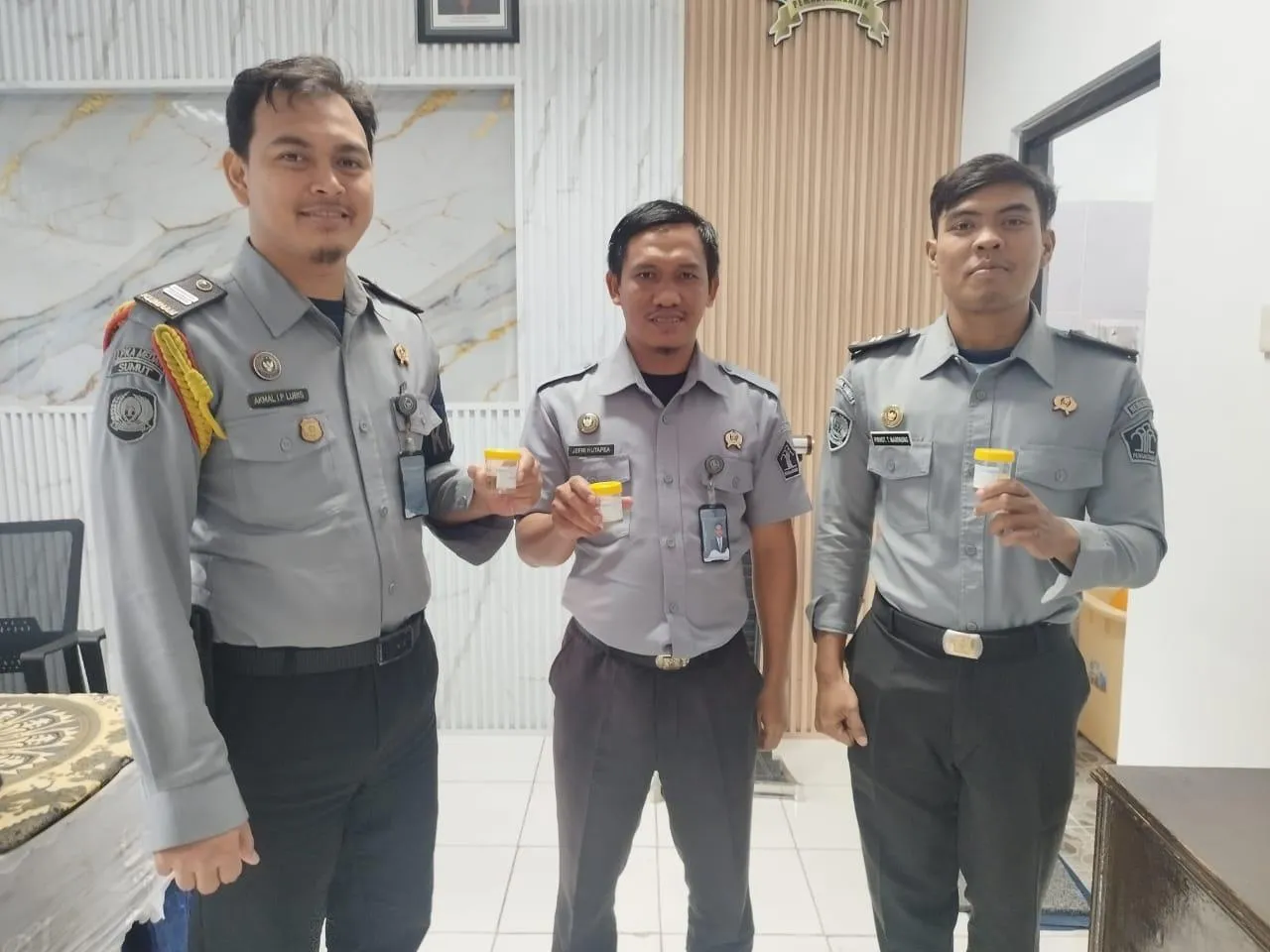 LPKA Kelas I Medan melaksanakan tes urine secara menyeluruh bagi seluruh pegawai dan anak binaan, Sabtu (04/10/25). (Dok: Humas LPKA Medan)