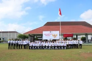 Lapas Kelas IIA Banyuasin menggelar upacara khidmat yang di ikuti oleh seluruh jajaran pegawai serta warga binaan di lapangan upacara Lapas, Rabu (01/10/2025). (Dok: Humas Lapas Banyuasin)