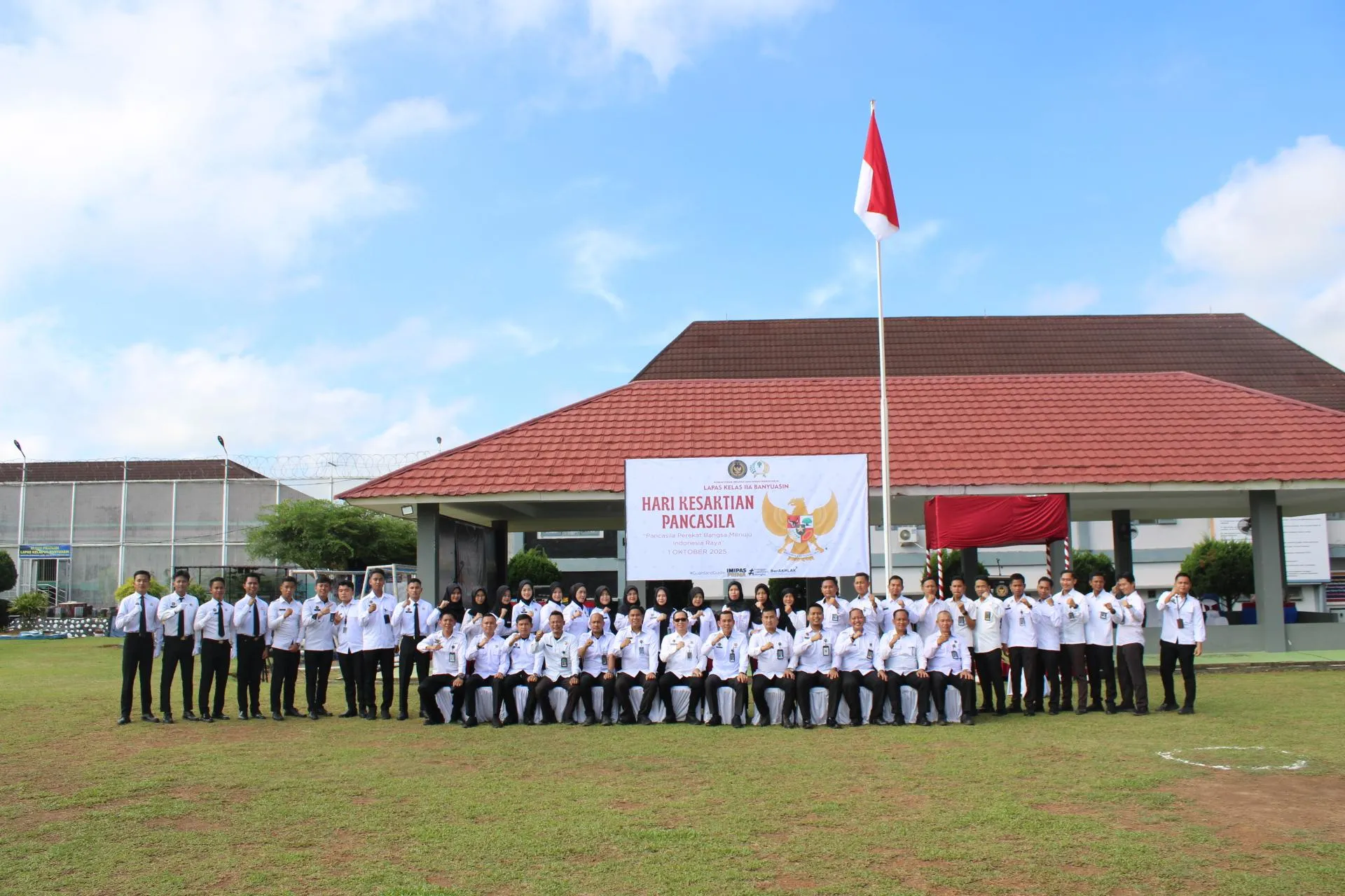 Lapas Kelas IIA Banyuasin menggelar upacara khidmat yang di ikuti oleh seluruh jajaran pegawai serta warga binaan di lapangan upacara Lapas, Rabu (01/10/2025). (Dok: Humas Lapas Banyuasin)