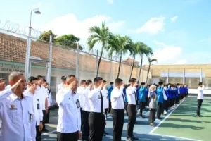 Lapas Kelas IIA Banyuwangi menggelar upacara yang berlangsung khidmat di Lapangan Tenis Blok Griya Blambangan, Rabu (1/10). (Dok: Humas Lapas Banyuwangi)