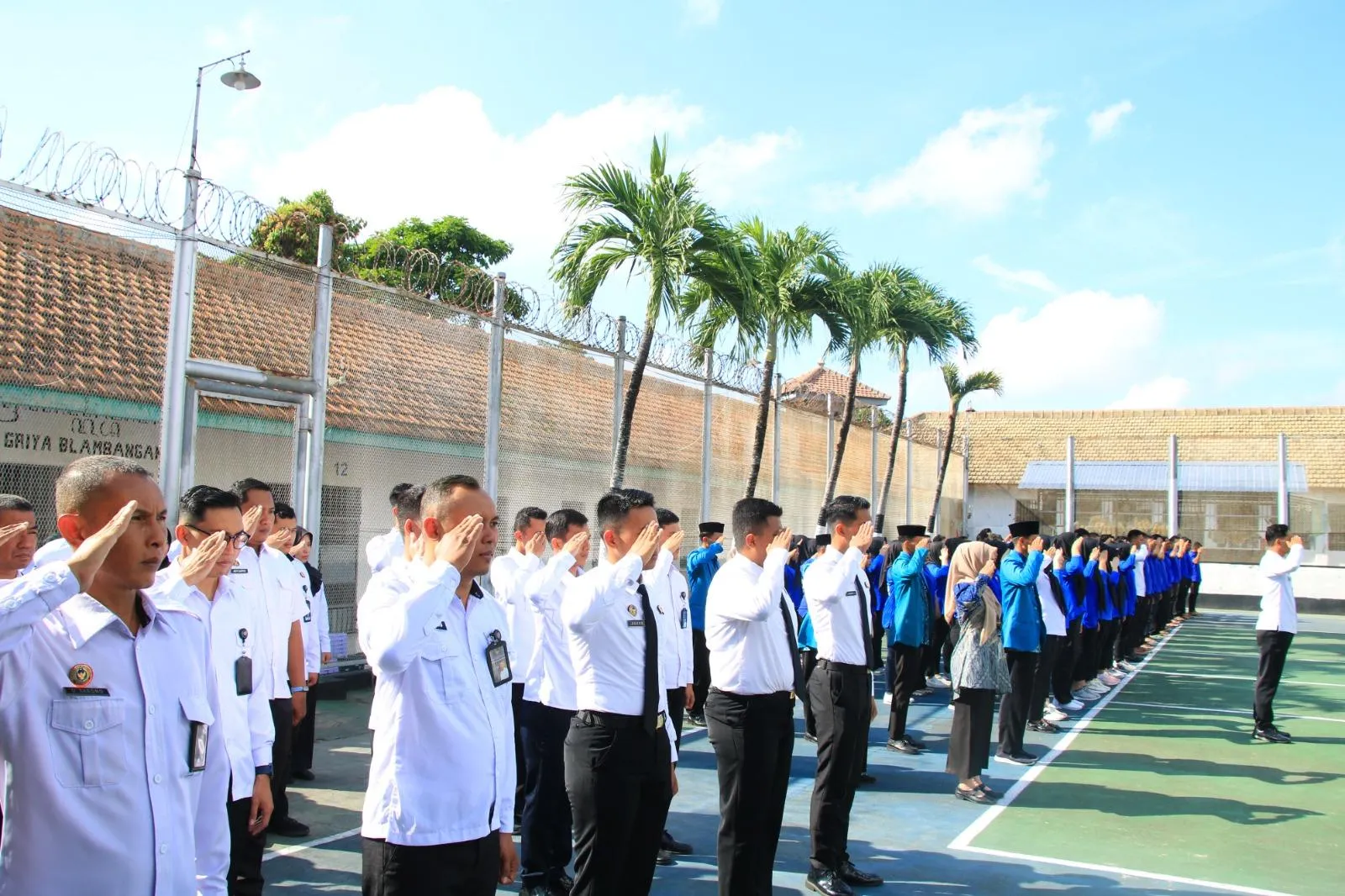 Lapas Kelas IIA Banyuwangi menggelar upacara yang berlangsung khidmat di Lapangan Tenis Blok Griya Blambangan, Rabu (1/10). (Dok: Humas Lapas Banyuwangi)