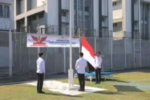Lapas Pemuda Kelas IIA Madiun menggelar upacara khidmat yang di ikuti oleh seluruh petugas serta warga binaan pemasyarakatan, Rabu (1/10). (Dok: Humas Lapas Pemuda Madiun)