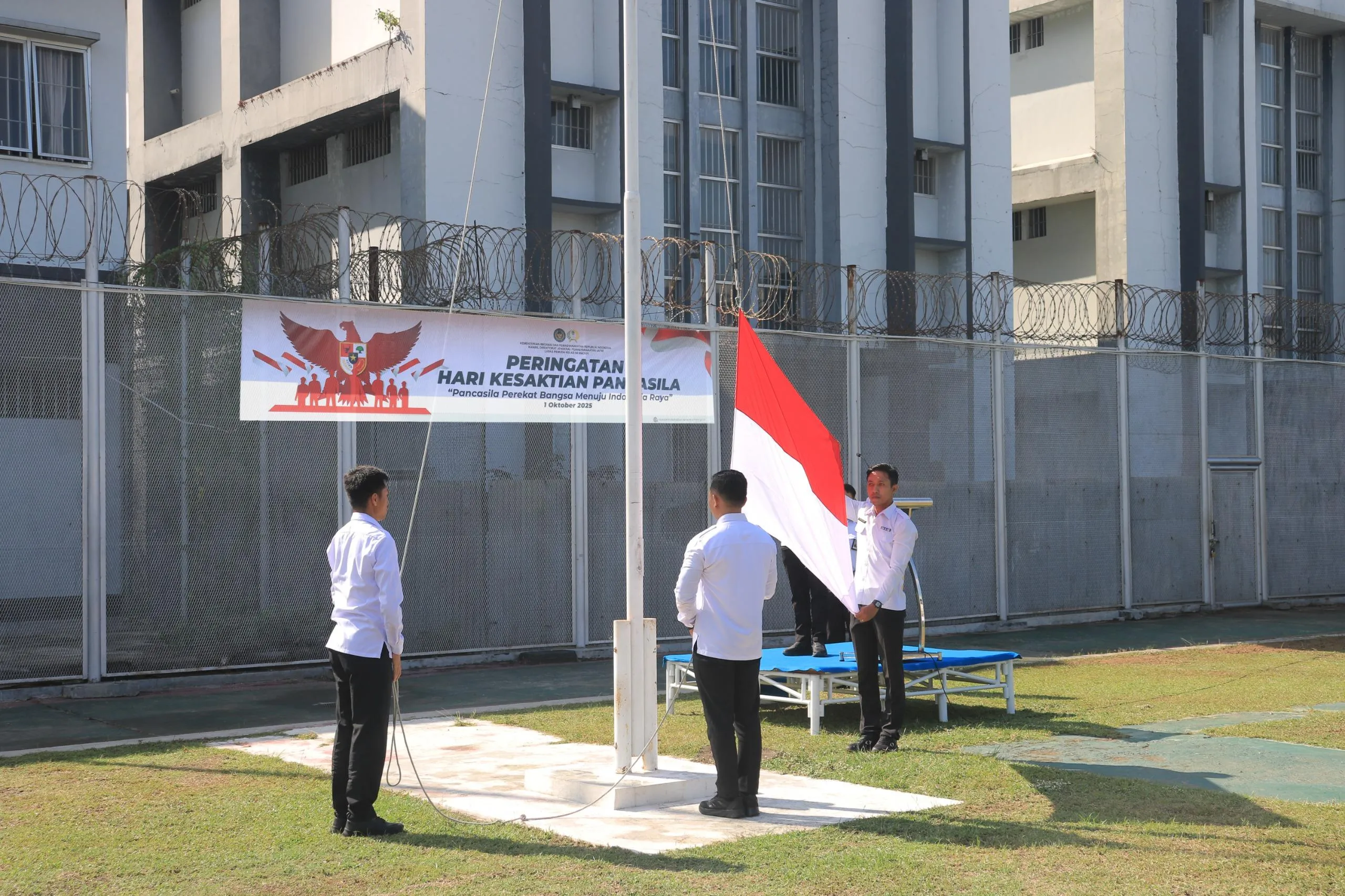Lapas Pemuda Kelas IIA Madiun menggelar upacara khidmat yang di ikuti oleh seluruh petugas serta warga binaan pemasyarakatan, Rabu (1/10). (Dok: Humas Lapas Pemuda Madiun)