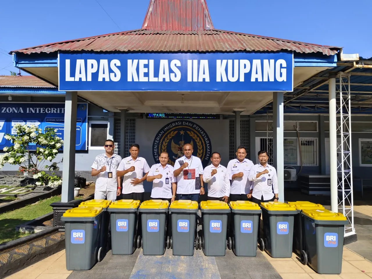 Lapas Kelas IIA Kupang menerima bantuan tempat sampah dari Bank Rakyat Indonesia (BRI) pada Rabu (15/10). (Dok: Humas Lapas Kupang)