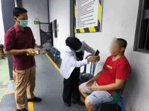 Rutan Bengkulu melaksanakan kegiatan jemput bola pemeriksaan kesehatan langsung ke blok hunian, Kamis (9/10). (Dok: Humas Rutan Bengkulu)
