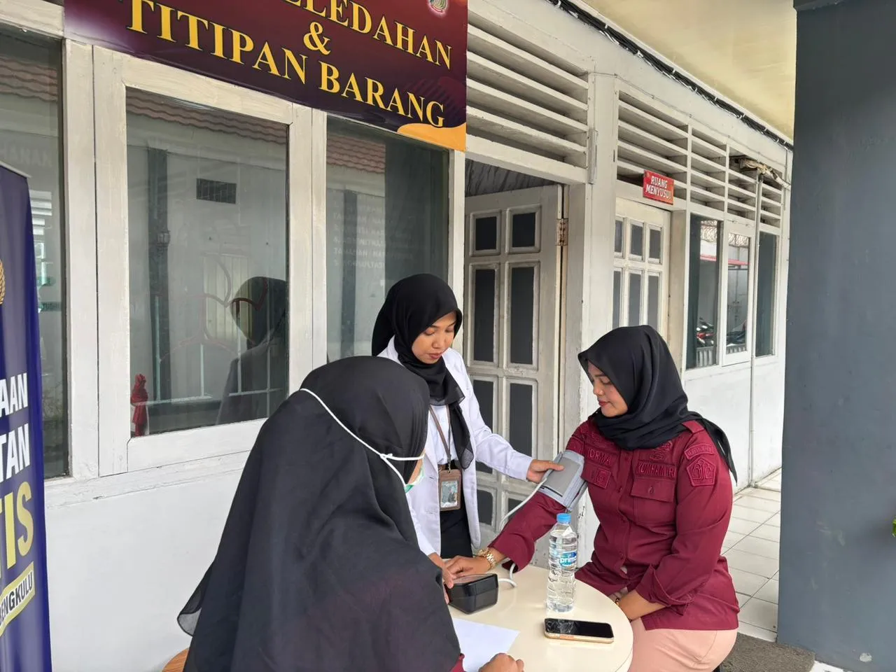 Rutan Kelas IIB Bengkulu menyelenggarakan kegiatan pemeriksaan kesehatan gratis yang di peruntukkan bagi petugas pemasyarakatan serta masyarakat pengunjung, Kamis (9/10). (Dok: Humas Rutan Bengkulu)