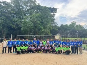 Pertandingan voli persahabatan antara tim atlet petugas Lapas Kelas I Bandar Lampung melawan gabungan karyawan dan mahasiswa dari Universitas Lampung (Unila). (Dok: Humas Lapas Bandar Lampung)