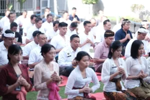 Suasana Khidmat Persembahyangan Bersama di Lapas Tabanan, Wujud Pembinaan Spiritual Bagi Warga Binaan Hindu