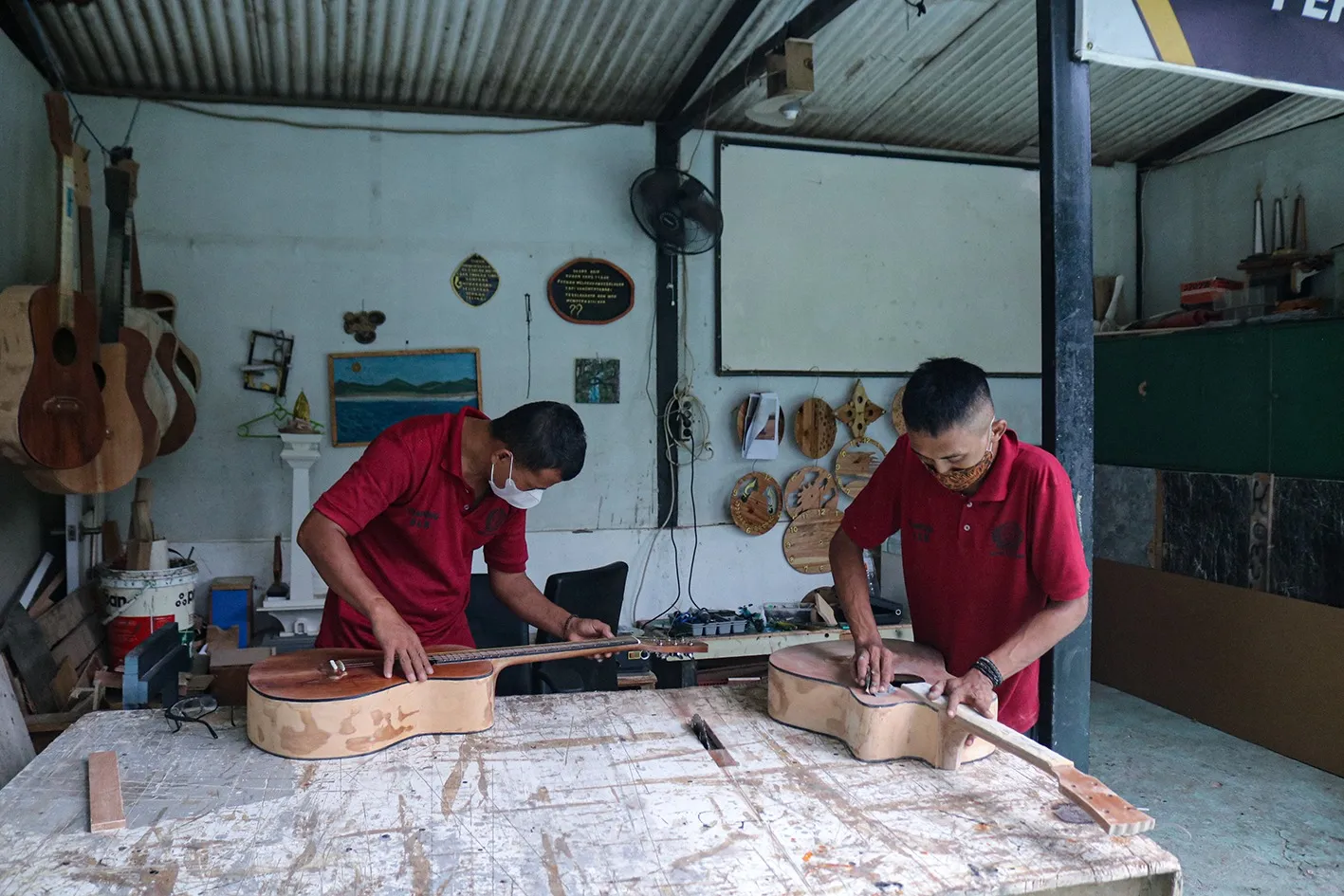 Peluang Baru di Balik Lapas, Warga Binaan Lapas Cibinong Sulap Kayu Jadi Gitar Bernilai Jual