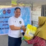 Petugas Lapas Kelas IIB Tobelo menyalurkan bansos kepada keluarga warga binaan