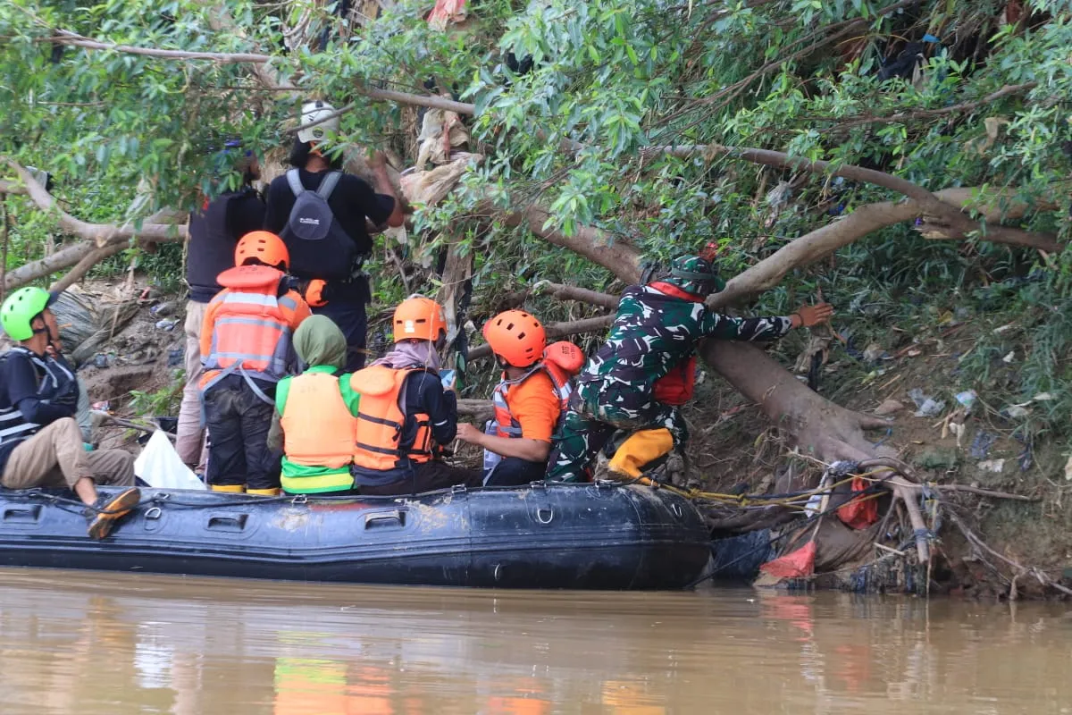 TNI Bergerak, Ubah Sungai Kumuh Jadi Lebih Bersih dalam Sehari