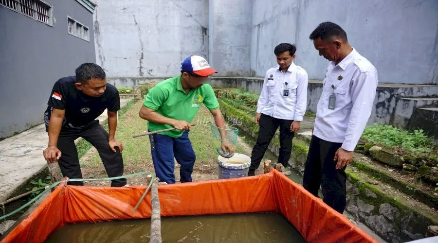 Pindahkan Benih Lele, Lapas Tanjungpandan Perkuat Ketahanan Pangan dan Pembinaan Warga Binaan