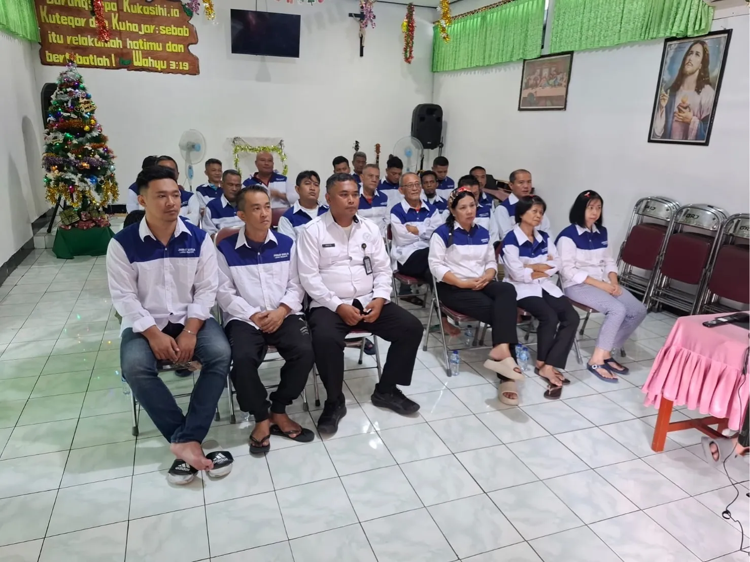 Kolaborasi Ditjenpas dan YPWBP Cahaya Kasih, Warga Binaan Nasrani Lapas Kelas I Madiun Ikuti Ibadah Natal Online