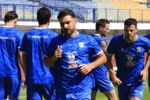 Frans Putros Absen di Dua Laga Penutup Tahun, Bojan Hodak Tetap Tenang