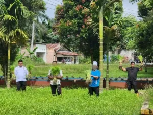 Panen Kangkung di SAE, Pembinaan Produktif Lapas Narkotika Muara Sabak Berbuah Hasil