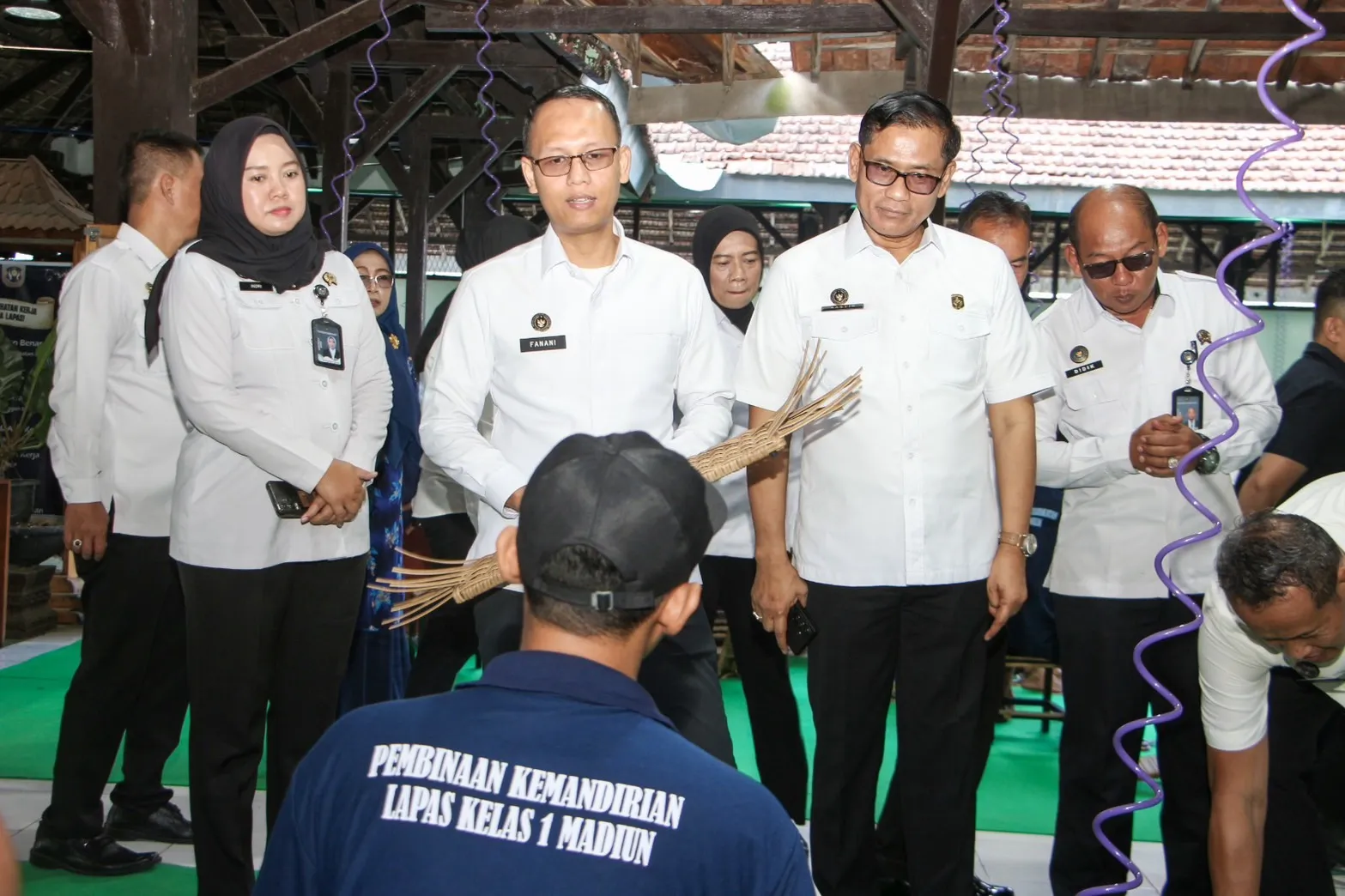 Karya Kreatif Warga Binaan, Staf Khusus dan Tenaga Ahli Menteri Kemenimipas Apresiasi Program Anyaman Rotan di Lapas I Madiun