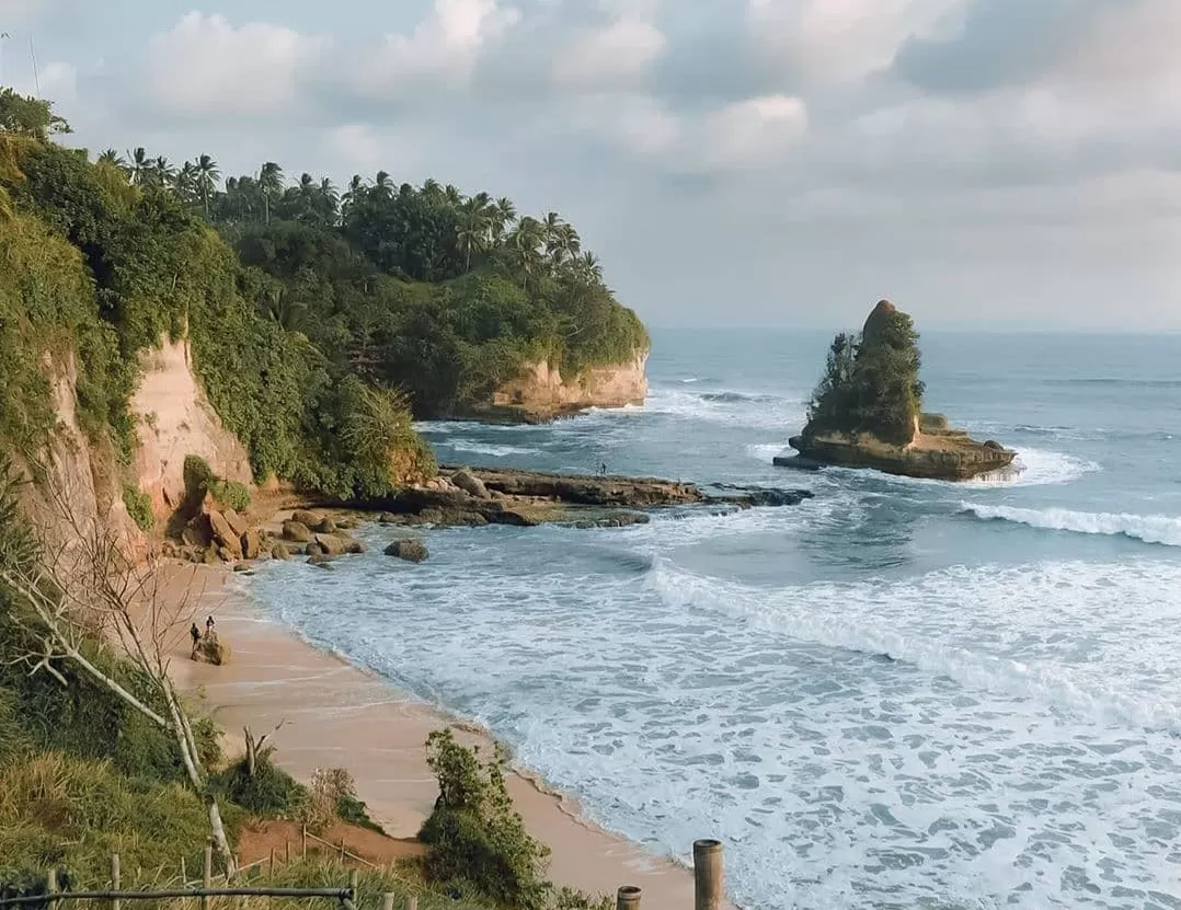 Wisata Pantai Karang Gantungan Sukabumi (Dok. Istimewa)