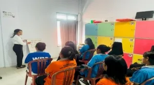 Warga Binaan Lapas Perempuan Ambon Belajar Bahasa Inggris bersama Peserta Magang Nasional (Dok. Istimewa)